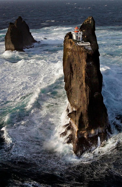 Маяк Тридрангар: лучшее место, чтобы пережить зомби-апокалипсис Одинокий маяк Тридрангар у берегов Исландии расположен на высоте около сорока метров над бушующим Атлантическим океаном. Сложно