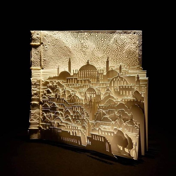 Художница создает потрясающие белоснежные города из бумаги Художница Аюми Шибата практикует японское искусство резки бумаги для создания многослойных трехмерных скульптур. Используя десятки (а