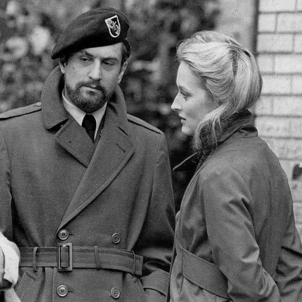 Молодые Мерил Стрип и Роберт Де Ниро на съемочной площадке фильма «Охотник на оленей» (1978)