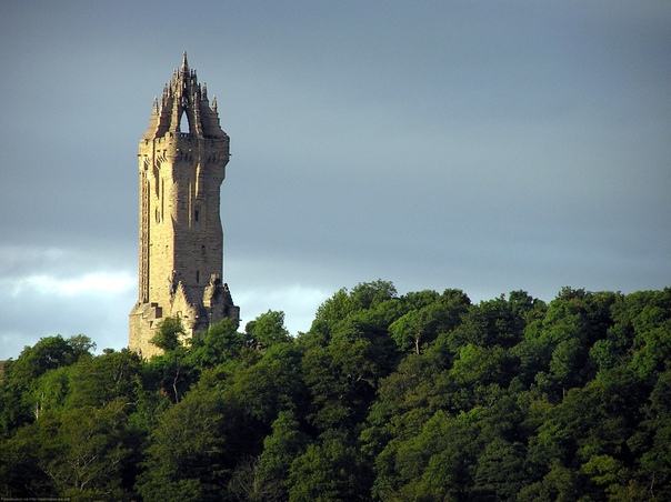 Стерлинг, Шотландия. Монумент Уоллеса. Является открытым на протяжении всего года музеем, в котором можно узнать о битве на Стерлингском мосту, а также об известных шотландских личностях.Идея