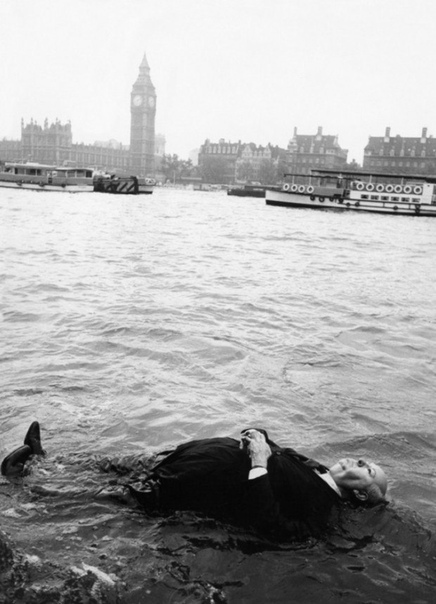 Чучело Альфреда Хичкока плавает в Темзе, 1972 год.