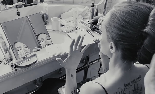 Анджелина Джоли показала дом в Лос-Анджелесе, куда она переехала после развода с Брэдом Питтом В ролике десятки помощников помогают Анджелине Джоли сделать макияж, прическу, одеться. В одну