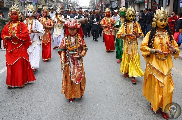 ВСЕ КРАСКИ НЕПАЛА. Ч.-2 1. Фестиваль Индра Джатра отмечает конец сезона муссона в Непале и посвящен богу Индре, властителю небес и дождей. В ходе него люди наряжаются в костюмы разнообразных