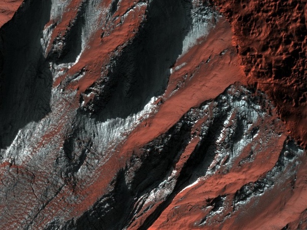 Марс в холодное время года Внешний вид Марса меняется в зависимости от времени года. В первую очередь, пейзаж формируют полярные шапки, чья толщина может составлять от 1 м до 3,7 км. Разрастаясь