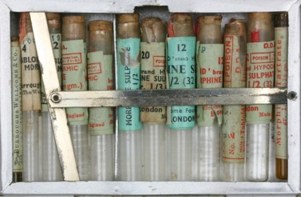 Чемоданчик медика. На фото изготовленный примерно в 1930-х годах алюминиевый медицинский чемоданчик, содержащий флаконы с фармакологически активными веществами для подкожных инъекций: стрихнина