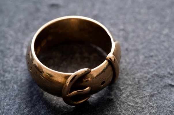 Золотое кольцо, принадлежавшее английскому писателю и поэту Оскару Уайльду, нашли спустя два десятилетия после кражи На внутренней стороне кольца выгравировано: O.F.O.F.W.W & R.R.H. to W.W.W.,