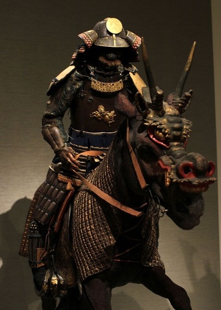 Доспехи для лошадей самураев из коллекции японских музеев. Что примечательно, конный доспех Ума-ёрой (японск. ) был изобретён в эпоху Эдо (16031868), когда основные войны самураев уже