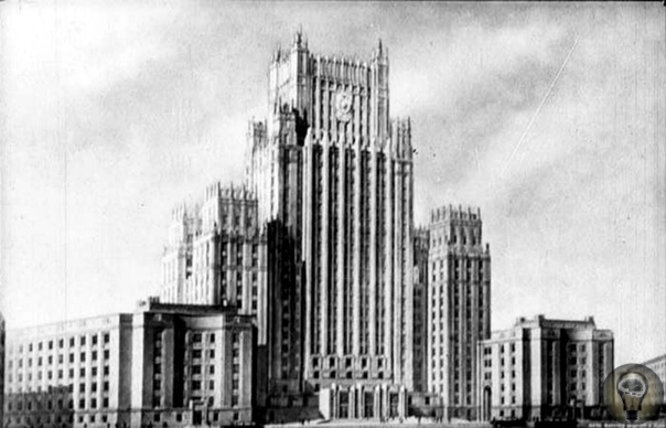 ПОГОВОРИМ О СТАЛИНСКИХ ВЫСОТКАХ.... Москва - город на семи холмах. Один из её символов - семь высоток или семь сестер - шедевры монументальной сталинской архитектуры. 1. В 1950-х годах в