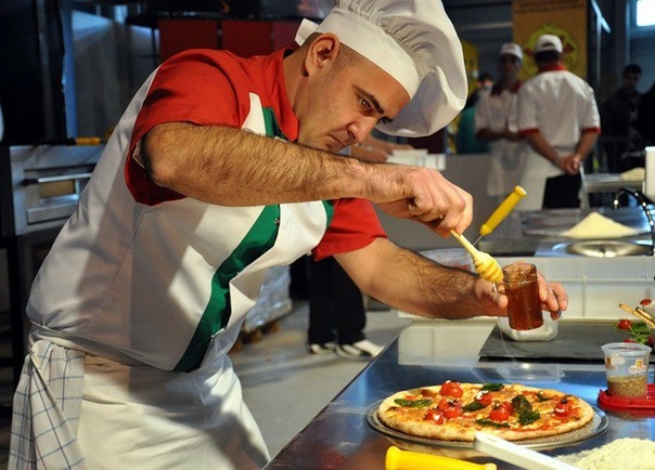 ИСТОРИЯ ПРОИСХОЖДЕНИЯ ПИЦЦЫ 25 октября является профессиональным праздником пиццайолов (так называют в Италии людей, приготовляющих это блюдо). Кто бы мог подумать, что история появления пиццы