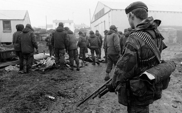Фолклендская война 1982 Фолклендская война 1982 возникла из конфликта между Великобританией и Аргентиной по поводу владения группой отдаленных островов в Южной Атлантике. Аргентинцы называют их