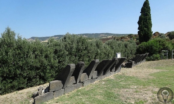 Гробницы гигантов на Сардинии Гробницы гигантов так величественно и таинственно зовутся на Сардинии монументальные коллективные захоронения времен нурагийской эпохи (1800 500 г. до н.э.). Всего