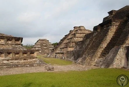 Пирамиды Ниш руины загадочного города Эль-Таджин. Папантла, Мексика. В густых непроходимых джунглях мексиканского штата Веракрус расположены руины древнего города Эль-Таджин. Место это