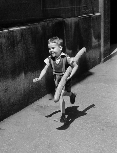 Маленький француз с большим батоном (Париж, 1952 год) Фото: Willy Ronis