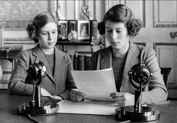 Принцессы Елизавета и Маргарет зачитывают обращение к детям Англии (1940 год).