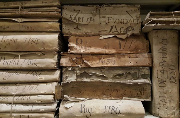 Исторические архивы Банка Неаполя считаются самой крупной в мире коллекцией банковских документов Шутка ли, здесь есть бумаги с середины XV века и до наших дней! Коллекция занимает 330 комнат в