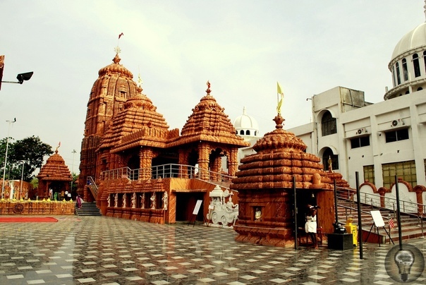 Джаганнатхи - храм, над которым не летают птицы В индийском городе Пури штата Орисса стоит знаменитый индуистский храм Джаганнатхи. Он посвящен одноименному божеству Джаганнатхи и является
