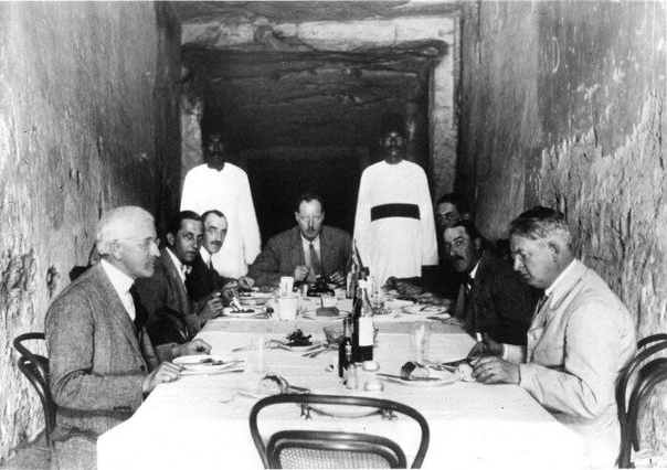 Это фото было сделано во время экспедиции Картера в далеком 1923 году в гробнице фараона Рамсеса XI Как вы можете видеть, археологи ничуть не смущались и обедали прямо внутри древнего памятника