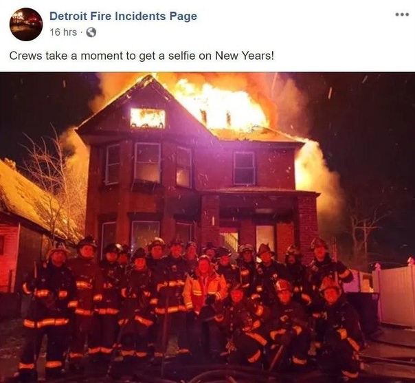 Американские пожарные сделали селфи на фоне горящего дома Целая группа пожарных решила сделать «новогоднюю фотографию» в Детройте. Вот только спасатели выбрали неправильные декорации. В США