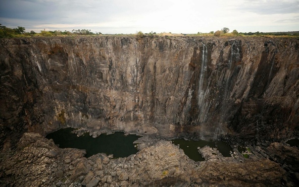 Обмелел водопад Виктория Расположенный в Южной Африке это единственный водопад в мире, одновременно имеющий более 100 метров в высоту и более километра в ширину, и крупнейший по расходу