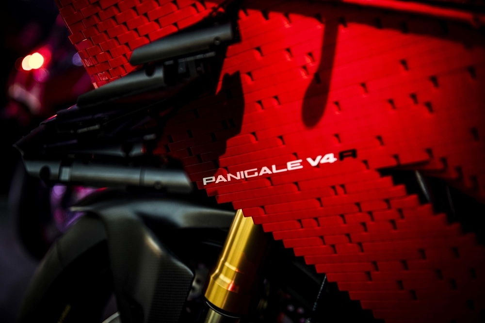 Лего в реальный размер Ducati Panigale V4 R