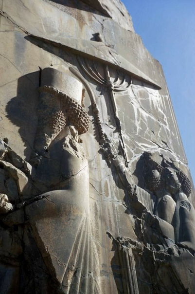 Персеполис , Дворец Ксеркса , барельеф с изображением Ксеркса и два сопровождающих .