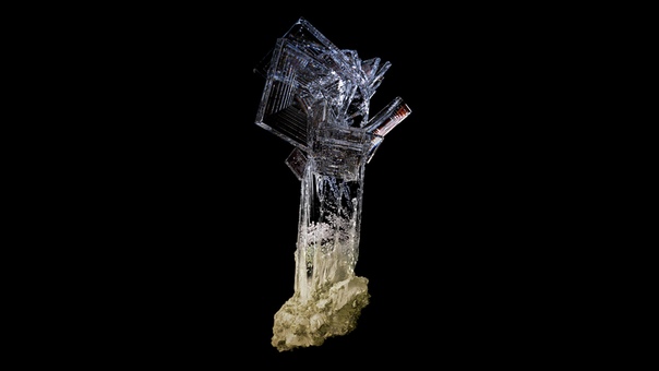 Тонкости образования минеральных отложений в кристаллах. В новом очаровательном видео под названием «В ожидании нахождения» Дэн Хуперт углубляется в детали образования минералов Земли. Дизайнер