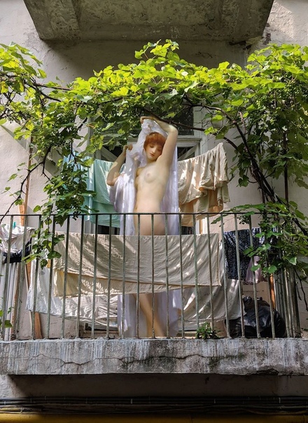 Проект Алексея Кондакова «Napoli», в котором персонажи классических картин погружаются в современную реальность, расширился под новым названием «Повседневная жизнь богов» Кондаков занялся этой